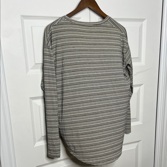 Athleta Black and White Striped V-Neck Long Sleeve Top M - Picture 4 of 4